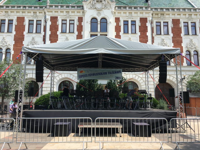 színpad bérlés koncertekhez beltéren